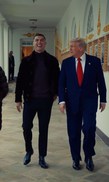 Imagen de Y Cristiano Ronaldo sube foto con Donald Trump en el paseo de la fama de la Casa Blanca!!!. La Casa blanca lo cataloga como los TWO GOATS. Mientras tanto trump dice que su hijo lo respetará ahora un poco mas por que Ronaldo esta aquí!!.